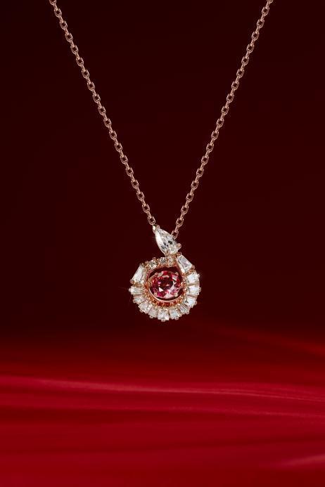 上Swarovski Snake系列绽放闪耀魅力开元棋牌网站施华洛世奇算什么档次？新年已至快戴(图2)